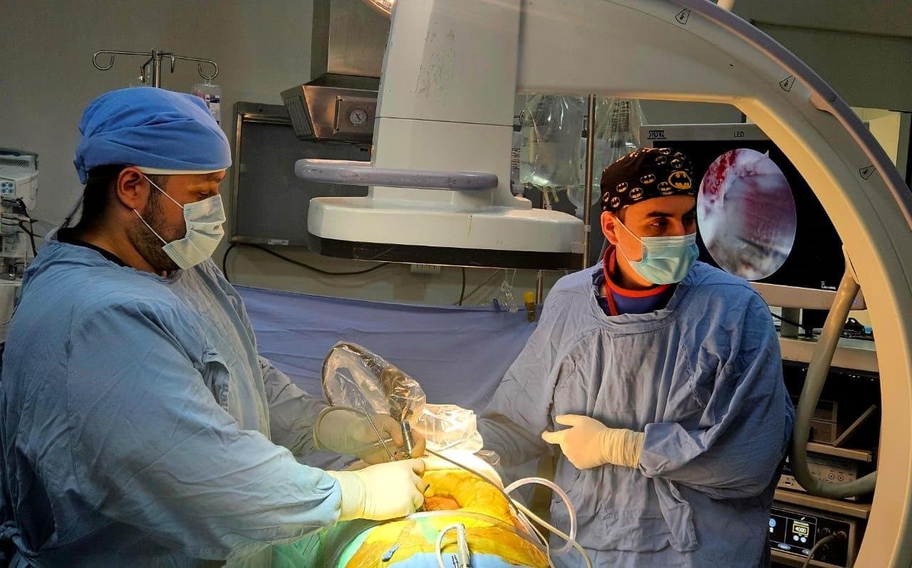 Dr. Angel Ancona en quirófano, tratamiento de Ciática