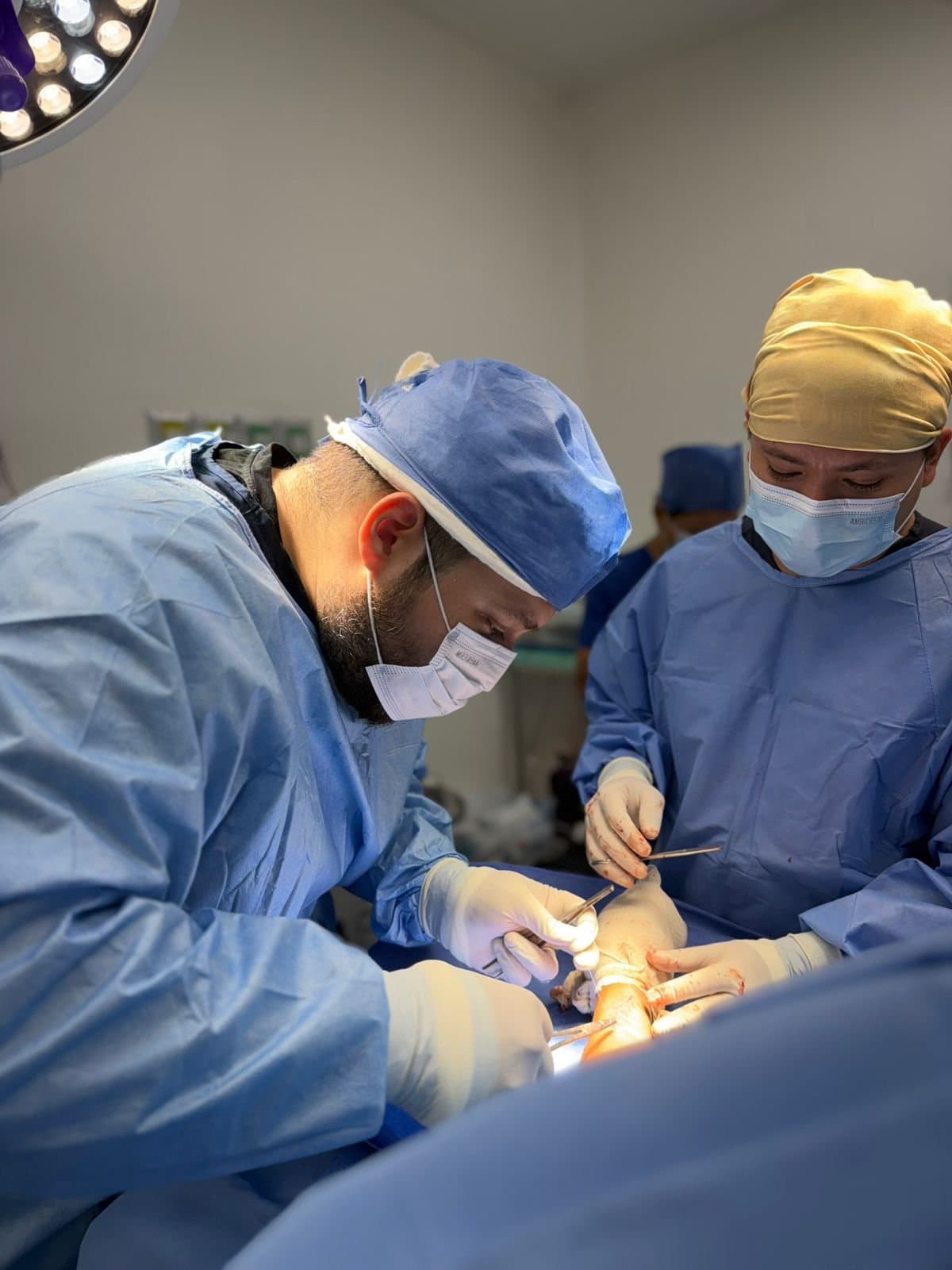 Dr. Angel Ancona en quirófano, tratamiento de Dolor de codo